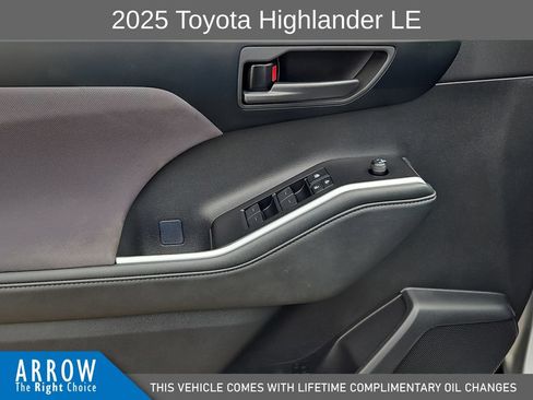 Used 2025 Toyota Highlander LE FWD image 21
