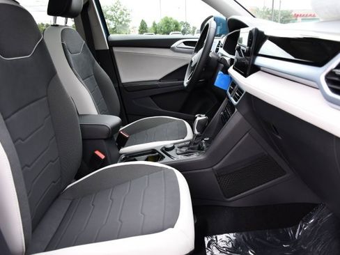 New 2025 Volkswagen Taos SE image 28