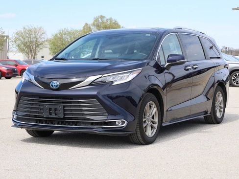 Used 2023 Toyota Sienna Limited AWD/4WD image 6
