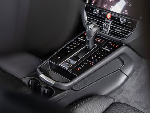 Certified 2026 Porsche Macan AWD/4WD image 33