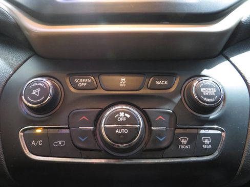 Used 2016 Jeep Cherokee Latitude w/ Comfort/Convenience Group FWD image 20