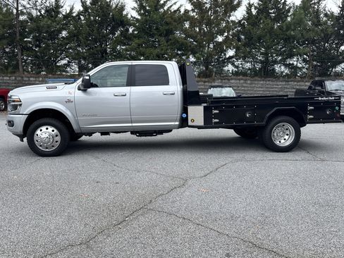 New 2026 RAM 5500 4x4 Crew Cab w/ Laramie Trim Package image 7