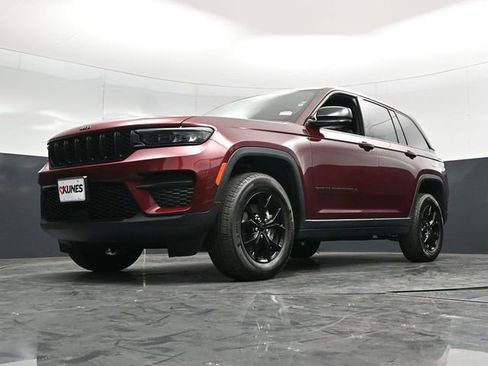 Used 2025 Jeep Grand Cherokee Altitude AWD/4WD image 56