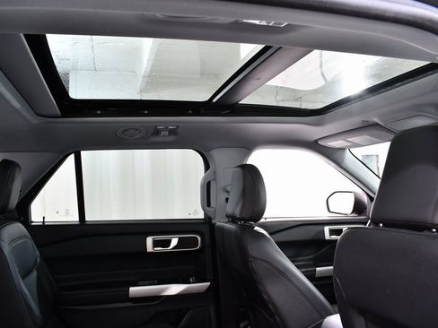 Used 2022 Ford Explorer XLT w/ Equipment Group 202A image 18