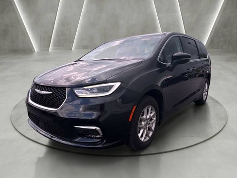 Used 2023 Chrysler Pacifica Touring-L FWD image 7