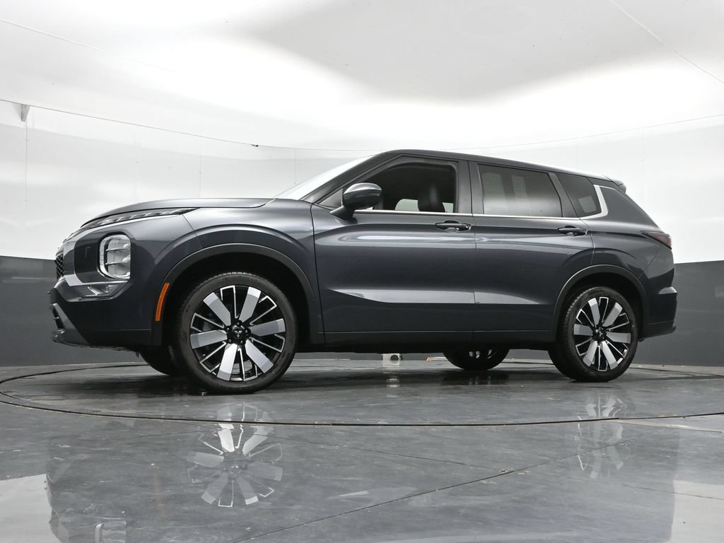 Used 2025 Mitsubishi Outlander AWD image 44