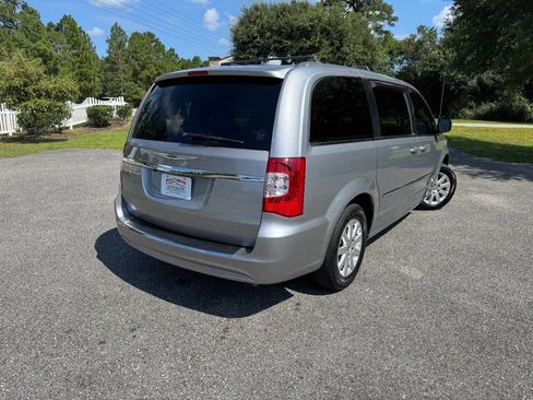 Used 2013 Chrysler Town & Country Touring image 35
