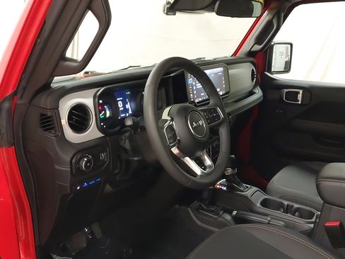 Used 2025 Jeep Wrangler Sahara w/ Safety Group AWD/4WD image 18