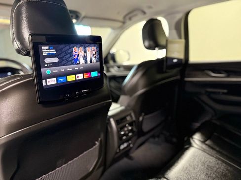 Used 2023 Jeep Grand Cherokee Limited w/ Luxury Tech Group II AWD/4WD image 17