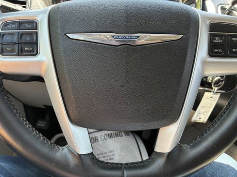 Used 2016 Chrysler Town & Country Touring FWD image 8