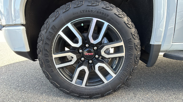 Certified 2022 GMC Sierra 1500 AT4 w/ AT4 Premium Package AWD/4WD image 9