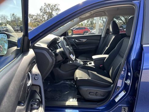 Used 2018 Nissan Rogue SV image 2