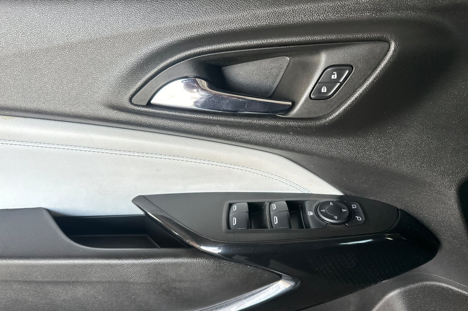 Used 2025 Chevrolet Trax LT FWD image 11