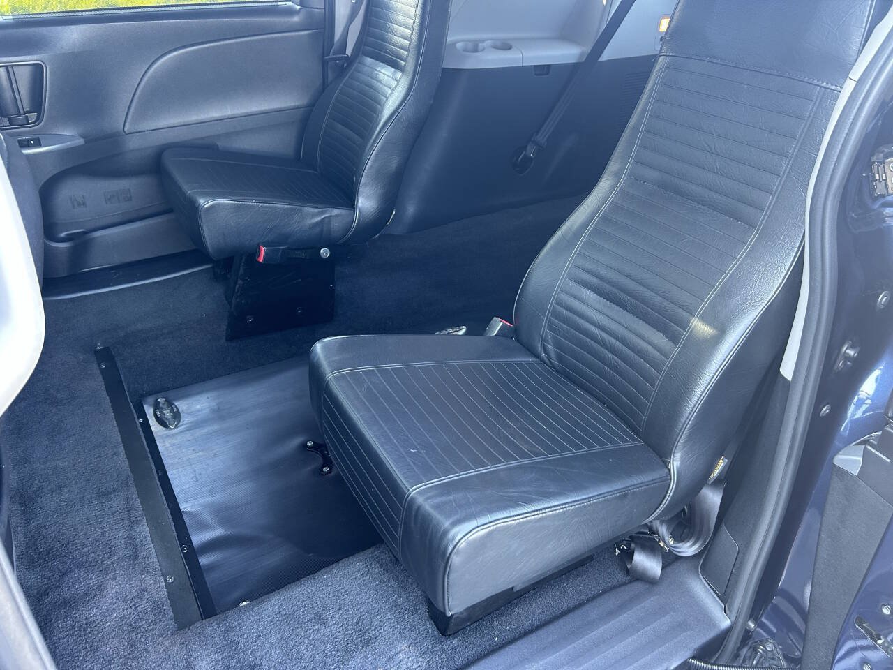 Used 2020 Toyota Sienna SE FWD image 25