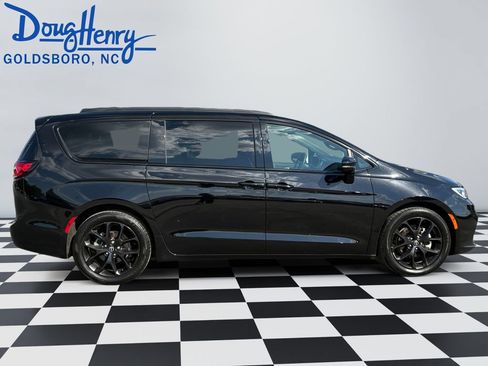 Used 2025 Chrysler Pacifica Limited FWD image 6