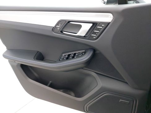 Certified 2025 Porsche Macan image 28