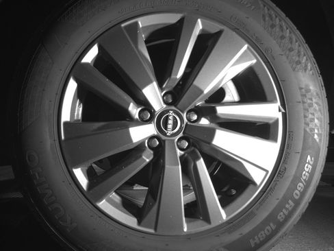 Used 2025 Nissan Pathfinder SV image 14