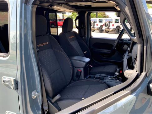 Used 2024 Jeep Gladiator Mojave w/ Technology Group AWD/4WD image 9