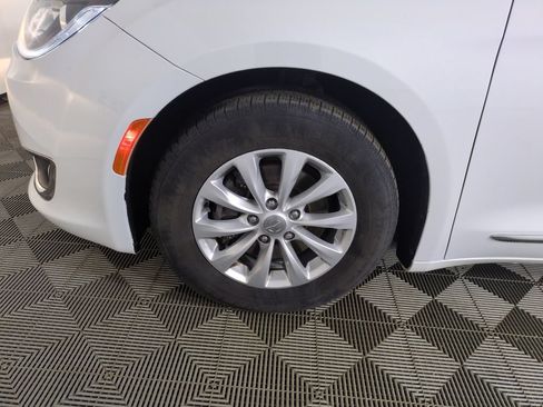 Used 2018 Chrysler Pacifica Touring-L FWD image 28