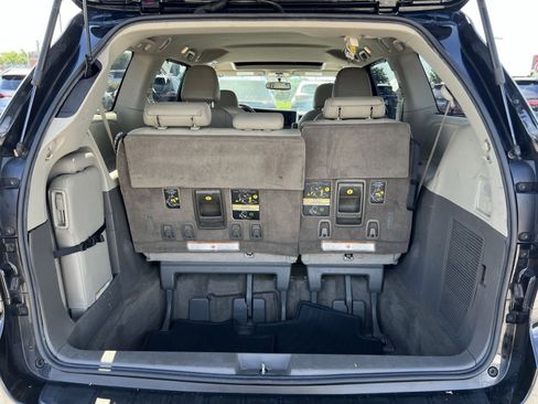 Used 2017 Toyota Sienna XLE w/ XLE Navigation Package FWD image 26