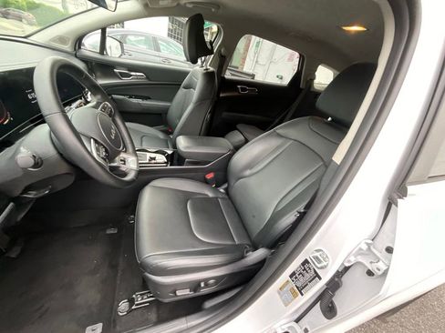 Used 2025 Kia Sportage EX image 10