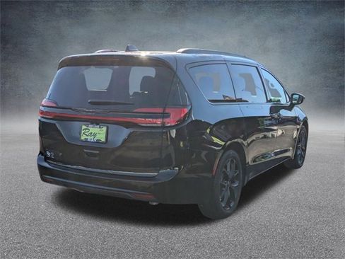 New 2026 Chrysler Pacifica Select image 4