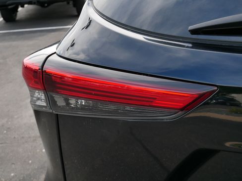 Used 2021 Toyota Highlander XLE AWD/4WD image 16