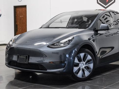 Used 2022 Tesla Model Y Long Range image 9