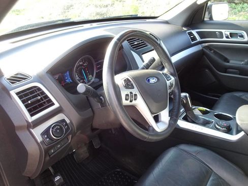 Used 2014 Ford Explorer XLT w/ Equipment Group 202A AWD/4WD image 16