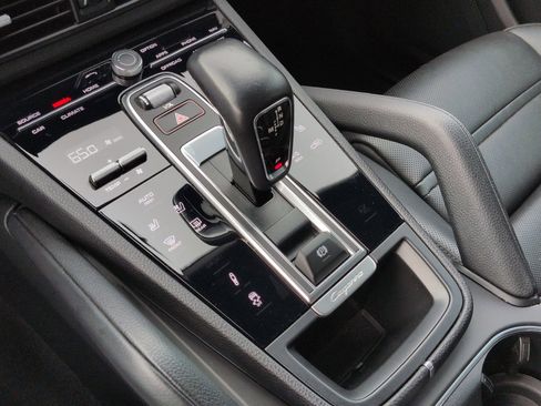 Certified 2022 Porsche Cayenne Platinum Edition w/ Premium Package image 20