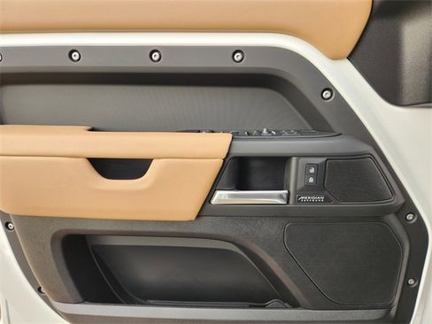 Used 2025 Land Rover Defender 130 X-Dynamic SE image 19