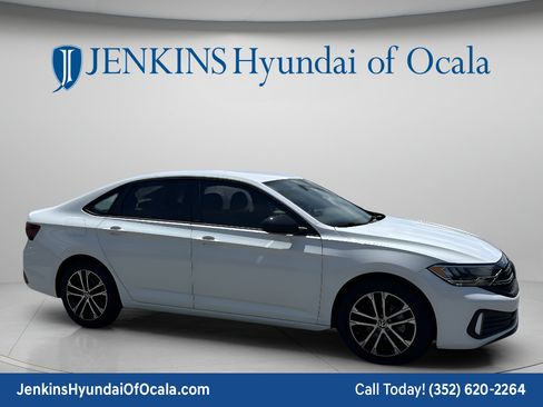 Used 2024 Volkswagen Jetta Sport FWD image 2