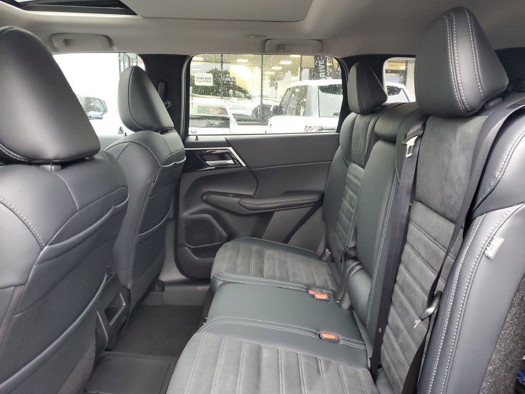 Used 2025 Mitsubishi Outlander SE AWD/4WD image 13