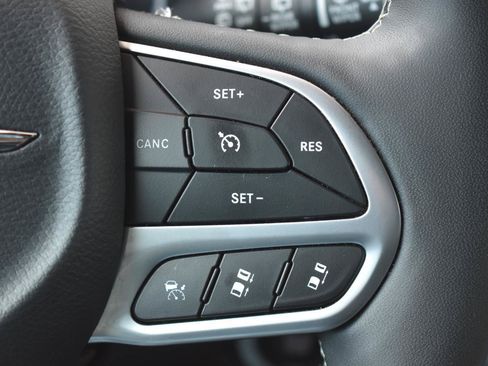 Used 2025 Chrysler Pacifica Select FWD image 8