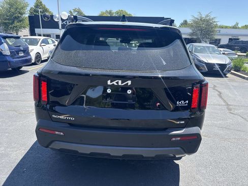 Used 2023 Kia Sorento S w/ Panoramic Sunroof Package AWD/4WD image 4