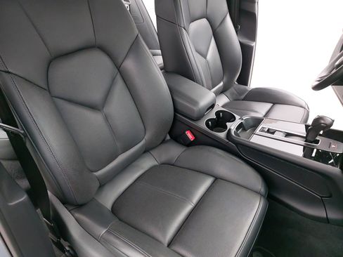 Certified 2023 Porsche Macan image 12