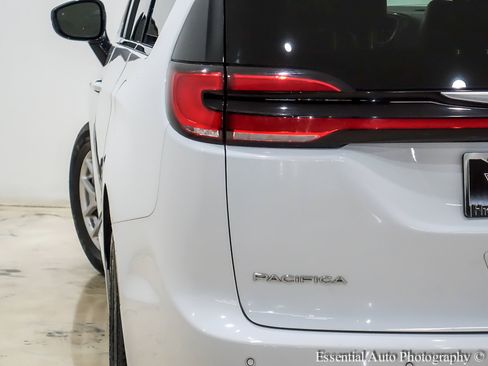 Used 2024 Chrysler Pacifica Touring-L image 8
