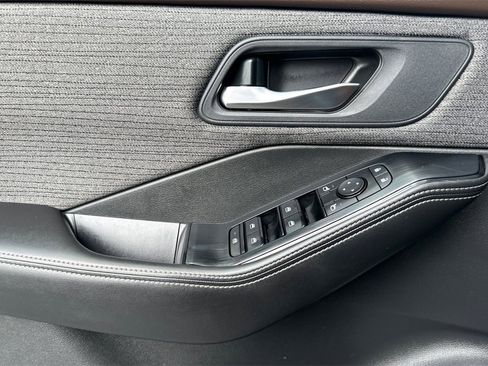 Used 2022 Nissan Rogue SV image 12