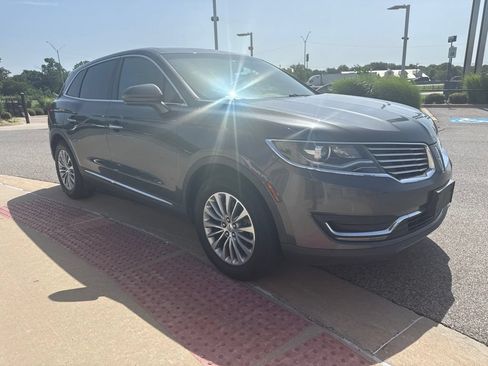 Used 2018 Lincoln MKX Select w/ Select Plus Package FWD image 2