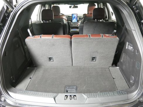 Used 2020 Ford Explorer Platinum w/ Premium Technology Package image 18