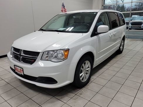 Used 2016 Dodge Grand Caravan SXT image 17