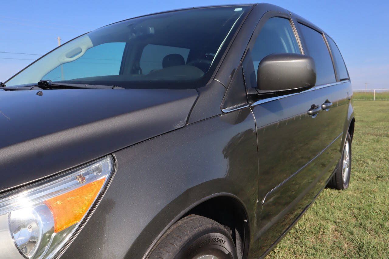 Used 2010 Volkswagen Routan SE FWD image 25