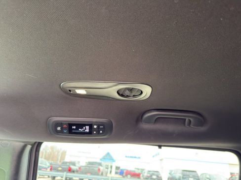 Used 2025 Chrysler Pacifica Select image 30