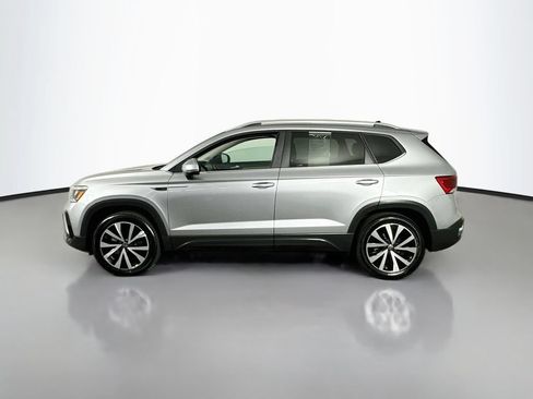 Used 2022 Volkswagen Taos SE w/ Panoramic Sunroof Package FWD image 5