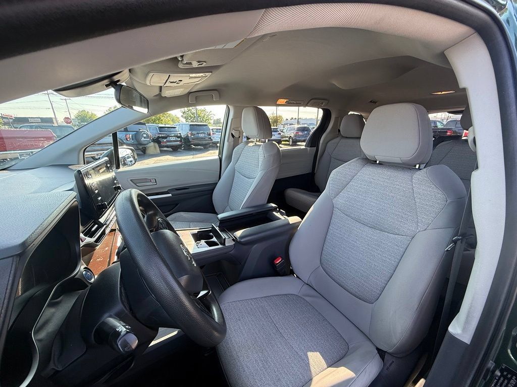 Used 2023 Toyota Sienna LE FWD image 5