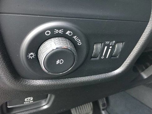 Used 2023 Jeep Grand Cherokee Limited w/ Black Appearance Package image 12