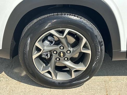 Used 2025 Chevrolet Trax LT w/ Driver Confidence Package FWD image 29