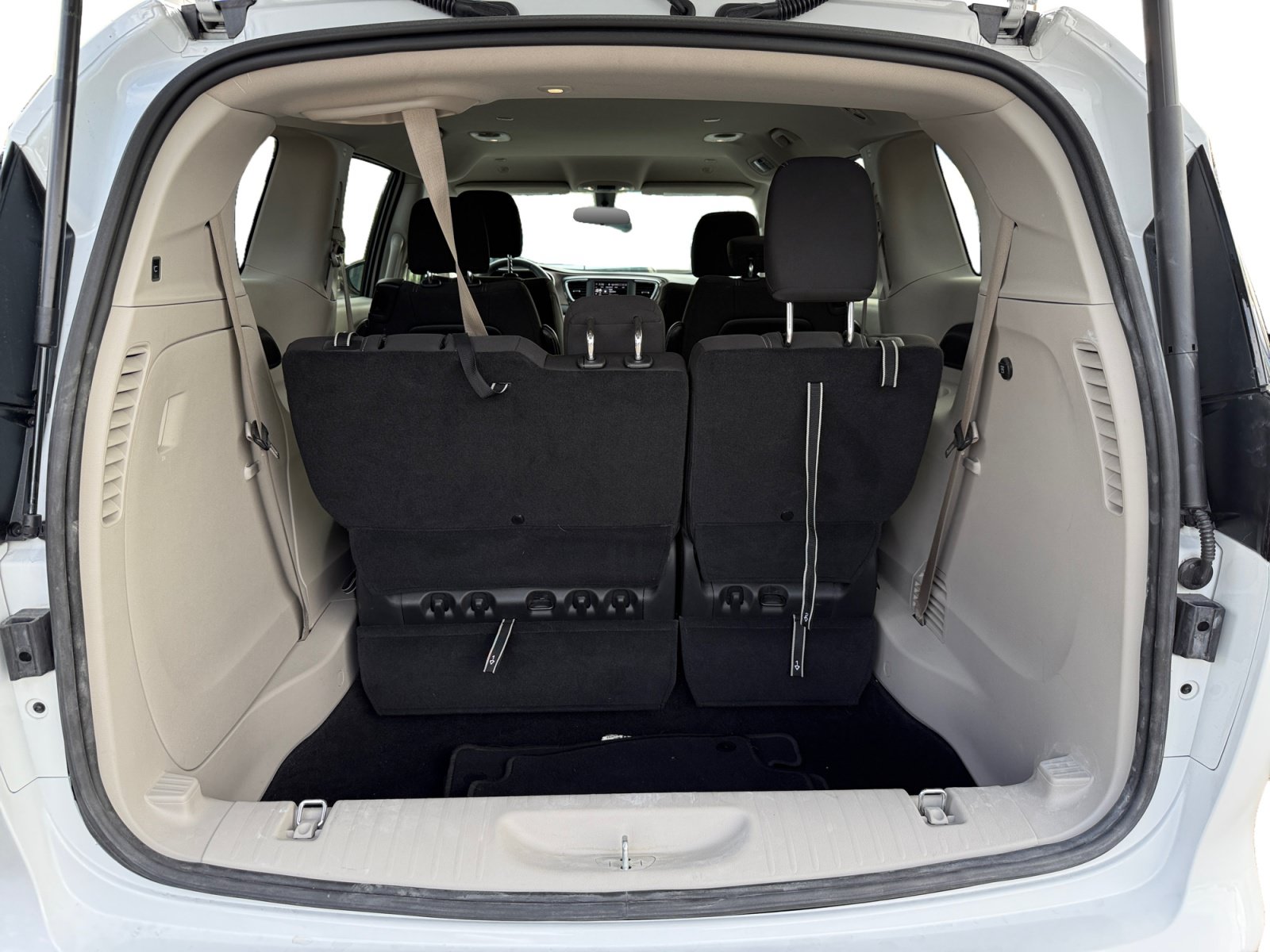 Used 2022 Chrysler Voyager LX FWD image 17