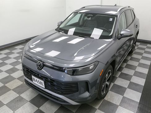 New 2025 Volkswagen Tiguan SE image 6