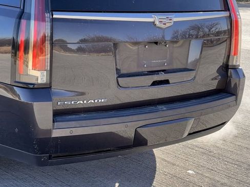 Used 2018 Cadillac Escalade ESV Premium Luxury image 7